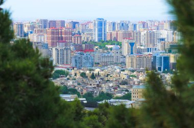 Bakü. Azerbaycan. 04.21.2017 yıl. Eski kasaba ve yeni yüksek binalar.
