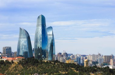 Bakü. Azerbaycan. 05.14.2016 yılı. Alevli kuleler ve şehir.