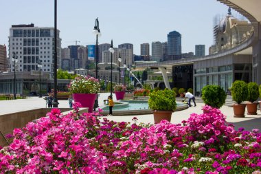 Bakü. Azerbaycan. 05.25.2020 yıl. Şehir merkezinde yeni kış bulvarı