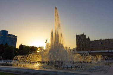Bakü. Azerbaycan. 05.27.2020 yıl. Gün batımında bulvarda güzel bir çeşme.