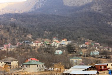 Gyzdakhnya köyü. Azerbaycan. 02.26.2017 yıl. Dağlarda küçük bir köy.