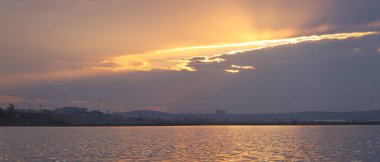 Gölde harika bir gün batımı.