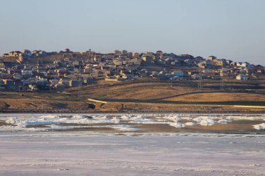Gölde tuz kalıntısı var. Masazir yerleşimi. Bakü. Azerbaycan.