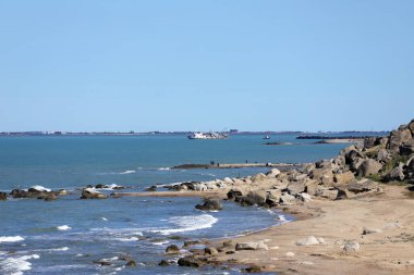 Hazar Denizi 'nin Rocky kıyısında. Dyubyandi. Azerbaycan.