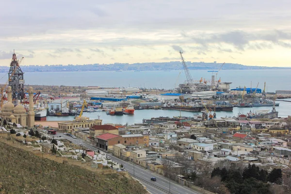 Bakü. Azerbaycan. 03.25.2017 yıl. Shikhovo 'daki büyük liman..