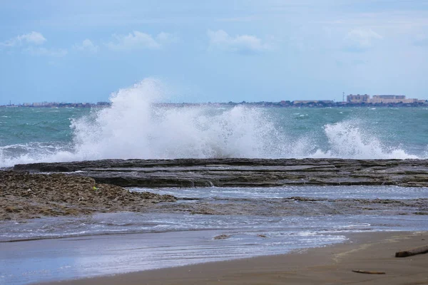 Las Olas Del Mar Chocan Contra Rocas — Foto de Stock
