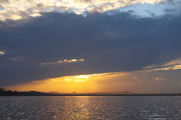 湖上的夕阳西下 — 图库照片
