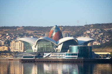 Bakü. Azerbaycan. 09.05.2020 yıl. Bulvardaki modern denizcilik merkezi..