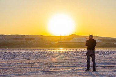 Fotoğrafçı göldeki tuzun fotoğraflarını çekiyor. Bakü. Azerbaycan.