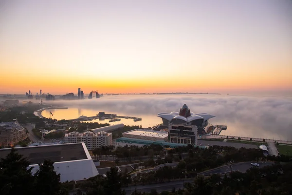 Ciudad Bakú Azerbaiyán 2021 Años Niebla Que Arrastra Por Ciudad —  Fotos de Stock