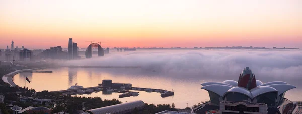 Ciudad Bakú Azerbaiyán 2021 Años Niebla Que Arrastra Por Ciudad — Foto de Stock