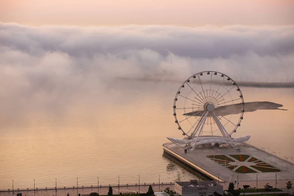 Ciudad Bakú Azerbaiyán Mayo 2021 Rueda Fortuna Bulevar Con Niebla —  Fotos de Stock