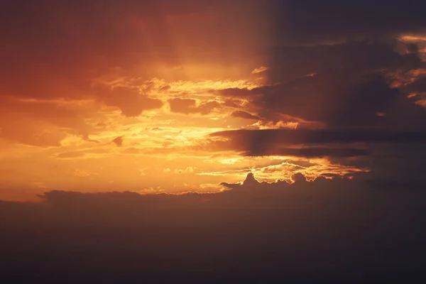 Pôr Sol Céu Com Belos Raios Amarelos — Fotografia de Stock