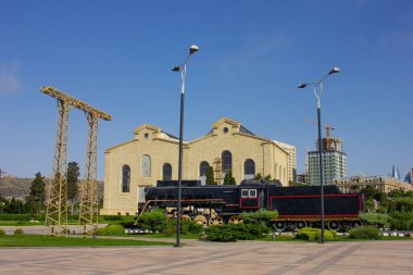 Bakü. Azerbaycan. 05.29.2020 yıl. Primorsky Bulvarında eski bir buhar lokomotifi.