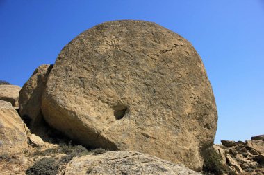 Dağlardaki mavi gökyüzüne karşı büyük taşlar..