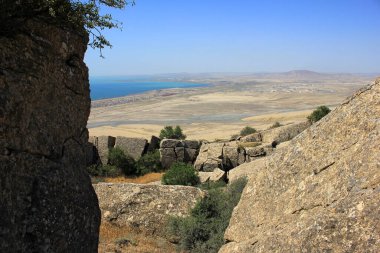 Dağlarda büyük granit kayalar var. Primorsk şehri. Azerbaycan.