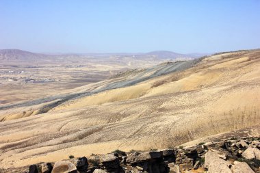 Çamur volkanı patlamasından sonra Clay sızdırdı. Primorsk 'ta. Azerbaycan.
