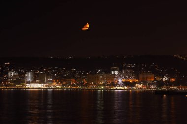 Şehrin üzerinde güzel bir ay batımı. Bakü. Azerbaycan.