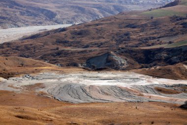 İnsanlar çamur yanardağının yanında yürür. Shemakha bölgesi. Azerbaycan.
