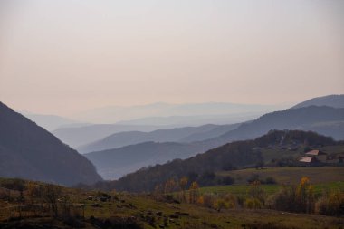 Güzel sıradağlar birbirinin arkasında duruyor..