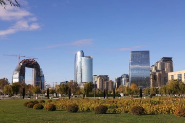 Beyaz Şehir 'in yeni güzel bulvarı. Bakü. Azerbaycan.