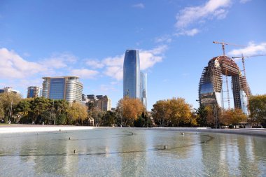 Bakü. Azerbaycan. 11.28.2020 yıl. Şehir merkezinde güzel Primorsky Bulvarı.