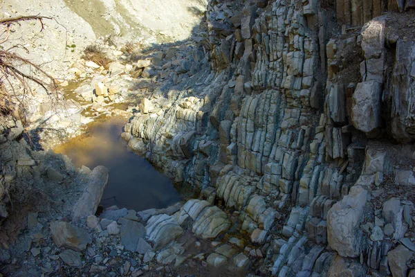 Dağlardaki Güzel Bir Kanyonda Kurumuş Bir Nehir — Stok fotoğraf