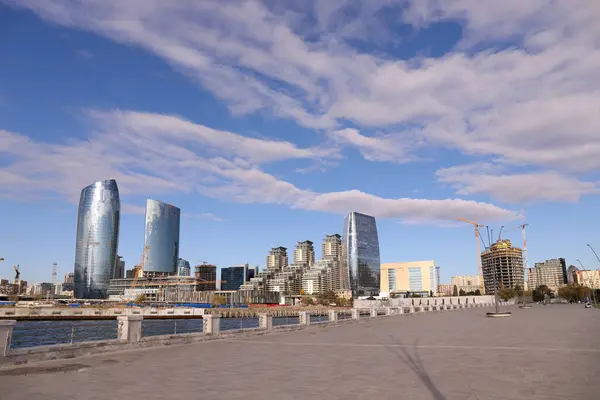 Miasto Baku Azerbejdżan 2020 Nowoczesne Budynki Rejonie Portu Morskiego — Zdjęcie stockowe
