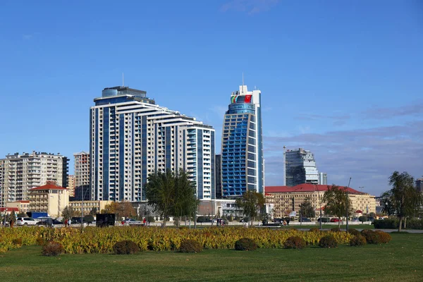 Město Baku Ázerbájdžán 2020 Rok Moderní Budovy Vedle Bulváru White — Stock fotografie