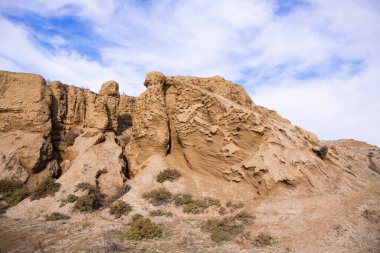 Mavi gökyüzüne karşı güzel kil dağı.