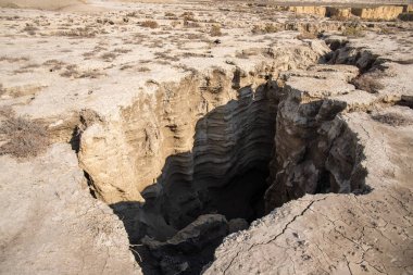 Sangachaly kasabası yakınlarındaki bir kanyonda bir nehir. Azerbaycan