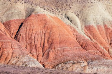 Kırmızı çizgili güzel dağlar. Khizi bölgesi. Azerbaycan.