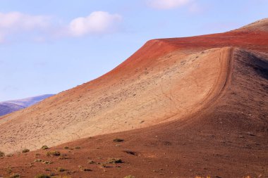 Kırmızı çizgili güzel dağlar. Khizi bölgesi. Azerbaycan.