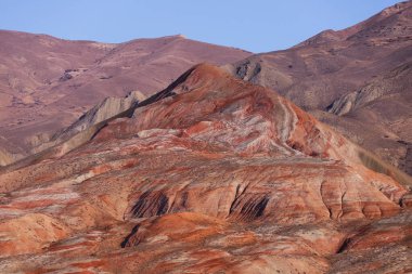 Kırmızı çizgili güzel dağlar. Khizi bölgesi. Azerbaycan.