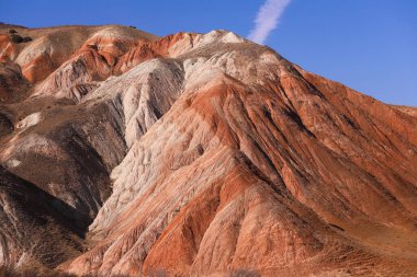 Kırmızı çizgili güzel dağlar. Khizi bölgesi. Azerbaycan.