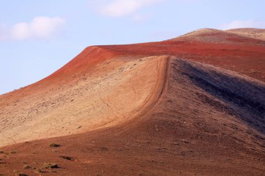 Kırmızı çizgili güzel dağlar. Khizi bölgesi. Azerbaycan.