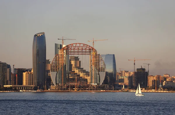 Miasto Baku Azerbejdżan 2020 Rok Piękna Żaglówka Tle Miasta — Zdjęcie stockowe