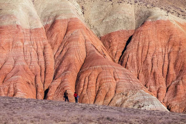 Les Gens Tiennent Près Des Belles Montagnes Rouges Région Khizi — Photo