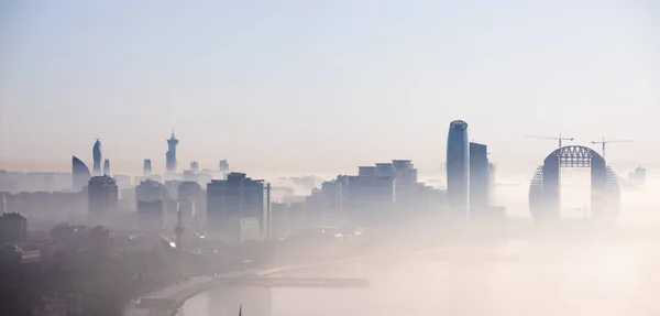 Ciudad Bakú Azerbaiyán 2021 Años Niebla Que Arrastra Por Ciudad —  Fotos de Stock