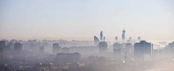 Ciudad Bakú Azerbaiyán 2021 Años Niebla Que Arrastra Por Ciudad —  Fotos de Stock