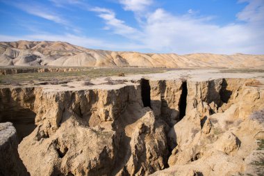 Sangachaly kasabasının yakınında güzel bir kanyon. Azerbaycan.