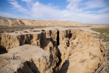 Sangachaly kasabasının yakınında güzel bir kanyon. Azerbaycan