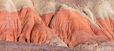 İnsanlar güzel kızıl dağların arkasında duruyor. Khizi bölgesi. Azerbaycan.