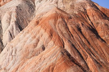 Kırmızı çizgili güzel dağlar. Khizi bölgesi. Azerbaycan.