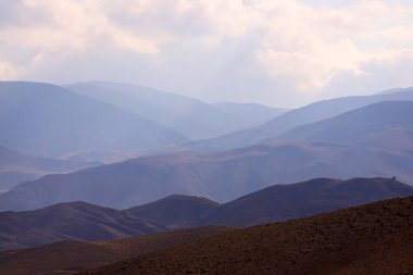 Güzel sıradağlar birbirinin arkasında duruyor..
