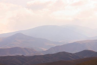 Güzel sıradağlar birbirinin arkasında duruyor..