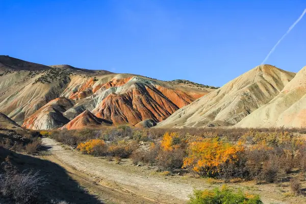 Hermosas Montañas Con Rayas Rojas Árboles Amarillos Región Khizi Azerbaiyán —  Fotos de Stock