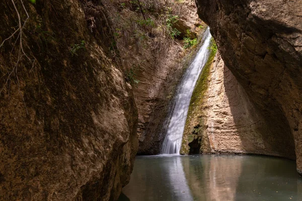 Dağlarda gölü olan küçük bir şelale. Shemakha. Azerbaycan.
