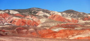Khizi 'de farklı renkte güzel dağlar var. Khizi bölgesi. Azerbaycan.