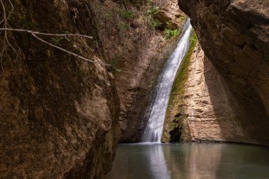 Dağlarda gölü olan küçük bir şelale. Shemakha. Azerbaycan.